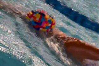 Małgorzata Rozenek pręży ciało na basenie