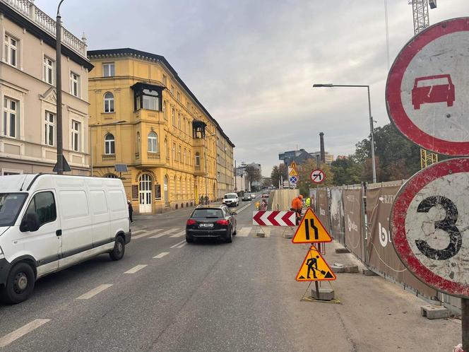 Awaria wodociągowa na Królowej Jadwigi w Bydgoszczy. Duże utrudnienia dla kierowców [ZDJĘCIA]