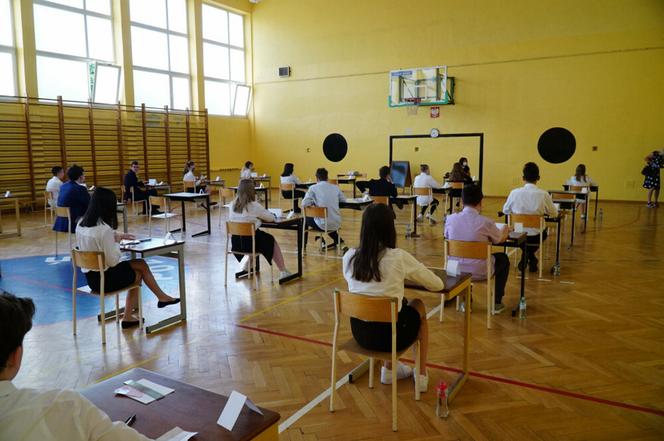 Egzamin ósmoklasisty 2022. Uczniowie błagają Podlasie. Jakieś przecieki, k***a?