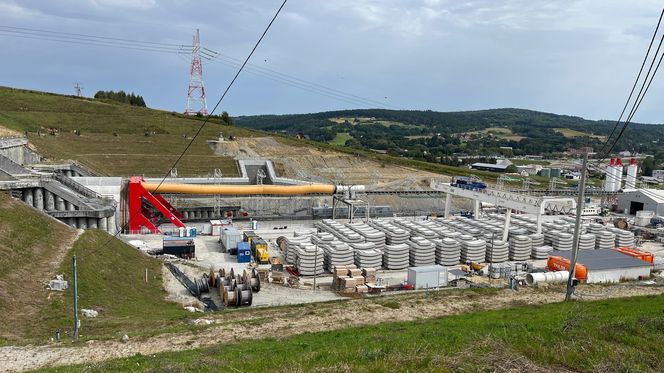 Betonowe elementy do budowy pierścieni tworzących obudowę nowego tunelu na S19