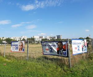 Rzeszowskie osiedla pozaklejane plakatami wyborczymi. Plakat na plakacie 