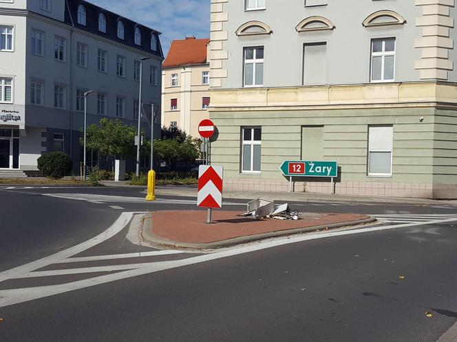 Kobieta ścieła słup z kamerą monitoringu miejskiego w Lesznie