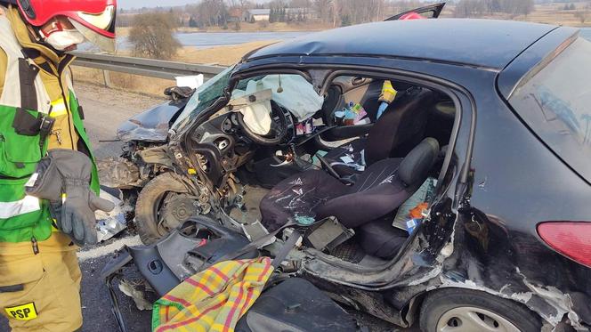 Dobrąg. Wypadek na DK 16. Kierująca BYŁA ZAKLESZCZONA w aucie [ZDJĘCIA]