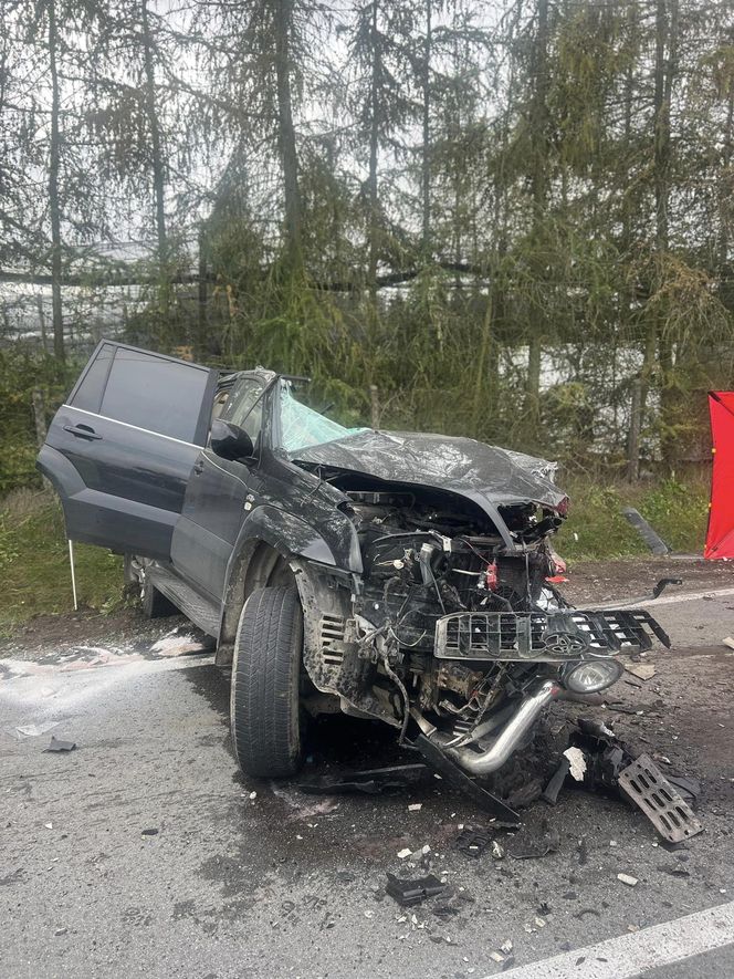 Tragedia pod Warszawą. Auto zderzyło się czołowo z tirem. Nie żyją dwie osoby, jedna jest ciężko ranna