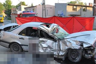 Wypadek w Nakle Śląskim. Nie żyje 35-latek z Bytomia. Jego auto wjechało w ogrodzenie [ZDJĘCIA]