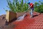 Mycie dachu - czy można to zrobić samemu, czy lepiej zlecić firmie? Ile kosztuje?