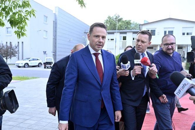 Wielkie wejście Trzaskowskiego do TVP. Zdjęcia uchwyciły każdy krok