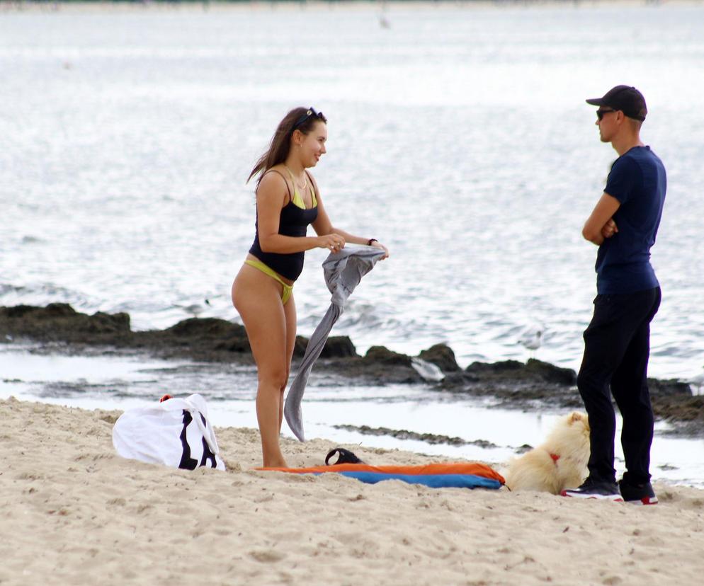 Piotr Żyła i Marcelina Ziętek na plaży