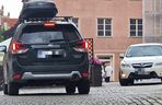 „Mistrzowie parkowania” rozjeżdżają historyczną część Olsztyna. Posypały się mandaty