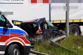 Tragiczny wypadek w Gostyninie. Wjechała toyotą pod tira. Nie żyje