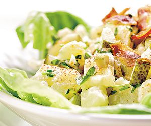 Sałatka ziemniaczana z boczkiem - przepis Ewy Wachowicz [WIDEO]