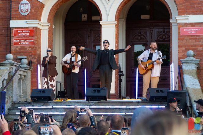 Koncert Dawida Kwiatkowskiego przed ratuszem miejskim w Kętrzynie