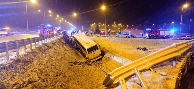 Tragedia na autostradzie A4. Autokar runął do rowu. Zginęła 1 osoba, jest 9 rannych! [ZDJĘCIA]