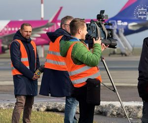 Awaryjne lądowanie samolotu pasażerskiego z terrorystami na pokładzie. Widowiskowe ćwiczenia służb na lotnisku w Katowicach