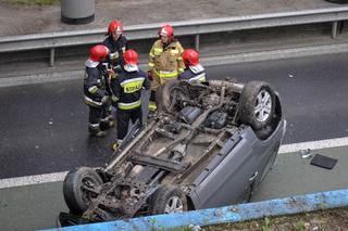 Auto przebiło barierki. Spadło z wiaduktu na dach. Kierująca przeżyła!