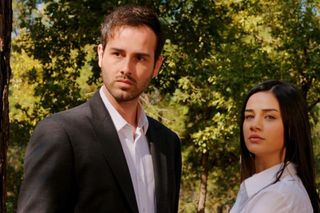 Miłość i nadzieja, odcinek 289: Bahar i Levent przyłapani przez matkę i siostrę Kuzeya! Wyda się, co razem knują? - ZDJĘCIA