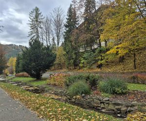 To jedno z najstarszych polskich uzdrowisk najpiękniej wygląda jesienią. Kurowali się w nim Sienkiewicz, Prus, Matejko i Konopnicka