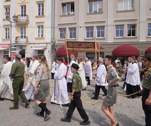 Boże Ciało 2024. Tłumy wiernych przeszły w procesji ulicami Białegostoku