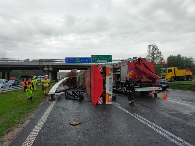 Nawet 3 godziny potrwają utrudnienia na autostradzie A4 w Mysłowicach, gdzie przewróciła się ciężarówka [ZDJĘCIA]