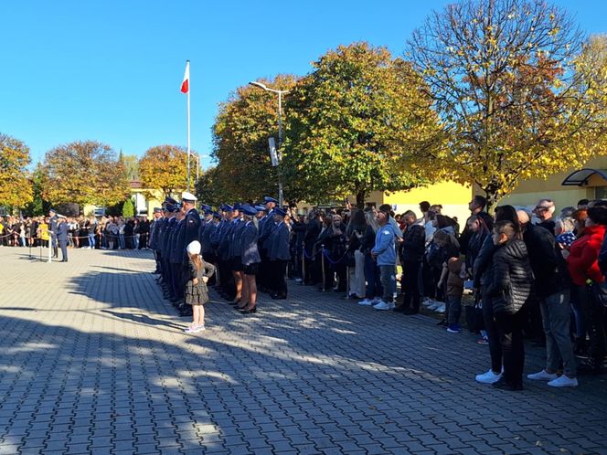 Uroczyste zakończenie szkolenia policyjnego w Katowicach. Ponad 200 nowych policjnatów