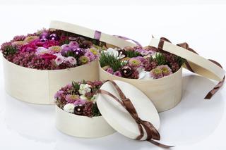 Świąteczny stroik z kwiatów w pudełku