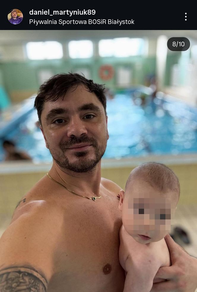 Daniel Martyniuk uczy syna pływać
