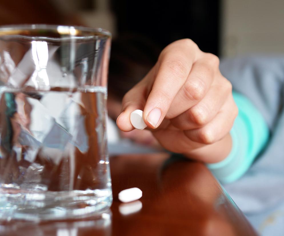 Łykanie leków w tej pozycji ma największy sens. Zaskakujące odkrycie badaczy 