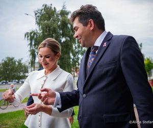 Marta Nawrocka zdała szyku w żakiecie zapinanym na złote guziki! Wyruszyła z pierwszą wizytą jako prezydentowa 