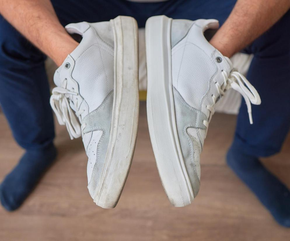Czyszczenie białych butów