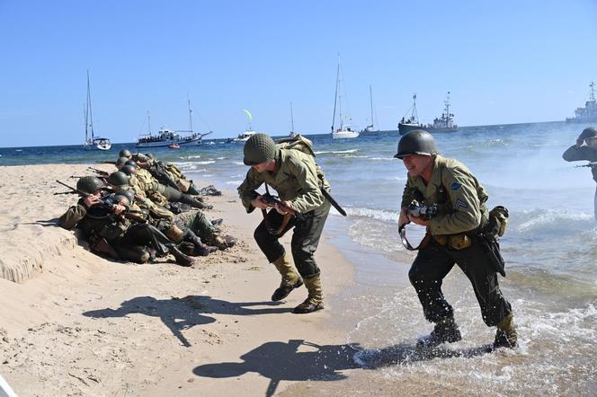 Turyści usłyszeli strzały, a czołgi wjechały na plaże. Zobaczcie zdjęcia z finałowej inscenizacji „Lądowanie na plaży”!