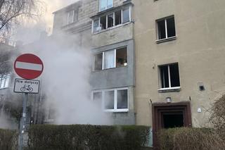 Strażacy wynieśli z budynku nieprzytomnego mężczyznę, czterolatek wśród ewakuowanych 