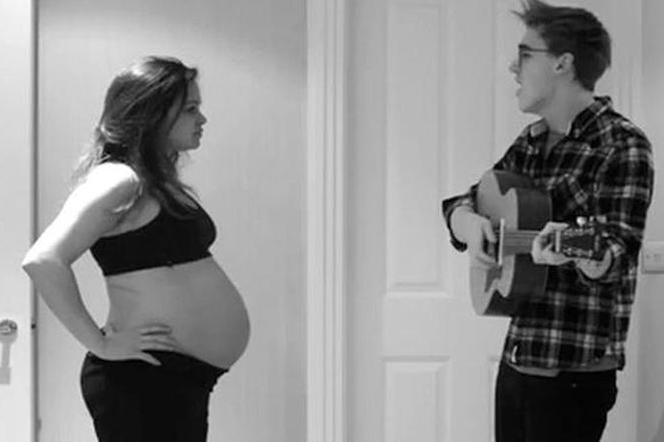 Teledysk z ciążą - Something New From Bump To Buzz. Zobacz 9 miesięcy w 3 minutach klipu [VIDEO]