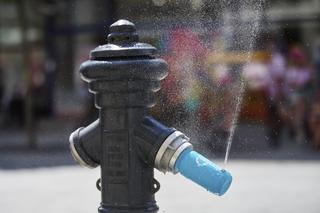 Nowe zraszacze na Piotrkowskiej w Łodzi