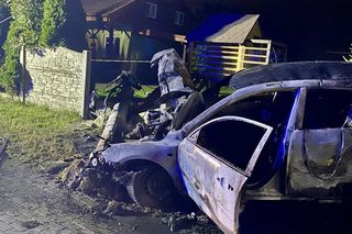 Lisewo Malborskie. Pożar auta po uderzeniu w słup energetyczny. Dwie osoby uratowali świadkowie.