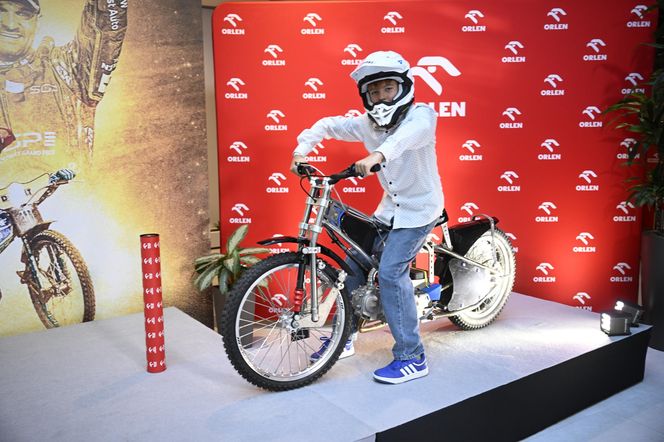 Bartosz Zmarzlik przekazał motocykl 11-letniemu Kubie