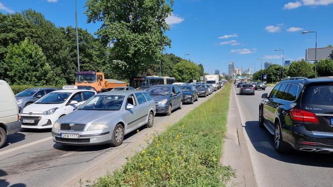 Huknął skodą w wóz strażacki. Osobówka jak zgnieciona puszka po napoju