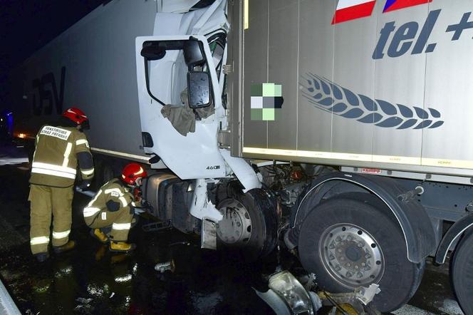 Zderzenie trzech ciężarówek w Pacanowie! Nie żyje jedna osoba!