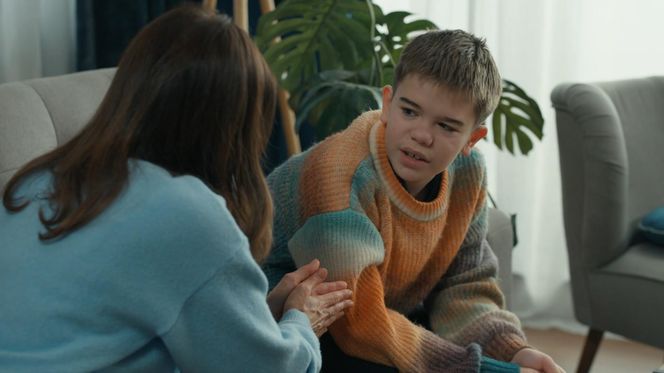 Barwy szczęścia odc. 3203 po wakacjach. Kasia (Katarzyna Glinka), Ksawery (Bartosz Gruchot)