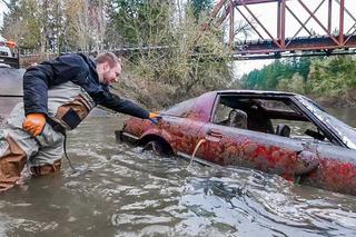 Niesamowite odkrycie! Po 40 latach wyłowili z dna rzeki Forda Mustanga i Mazdę RX-7 - WIDEO