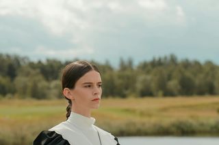 Perły, złoto, falbany, koronki. Jesień upłynie nam pod znakiem teatralnego dramatyzmu