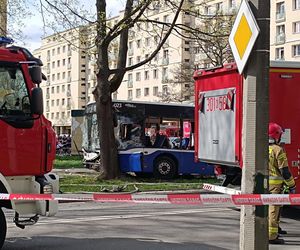 Autobus uderzył w drzewo. Koszmarny wypadek w Krakowie 