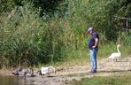 Minister Wójcik ćwiczy w parku i rozmawia z łabędziami 