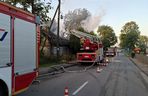 Pożar domu 69-latka pod Radomskiem! Podpalacz podłożył ogień pod sąsiednim budynkiem [ZDJĘCIA]