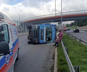 Kielce. Wypadek na ul. Grunwaldzkiej. Ciężarówka przewróciła się po zahaczeniu o wiadukt [ZDJĘCIA].