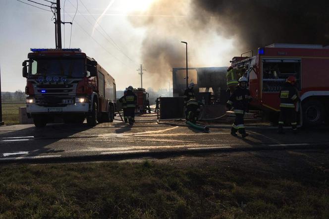 Gigantyczne straty po pożarze hali produkcyjnej w Mikstacie-Pustkowiu!
