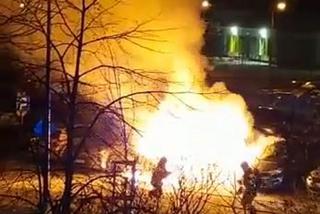 Ogromny pożar na Bródnie, samochód płonął jak pochodnia