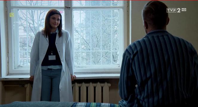 M jak miłość odc. 1430. Artur Skalski (Tomasz Ciachorowski), lekarka z psychiatryka (Ewelina Gnysińska)