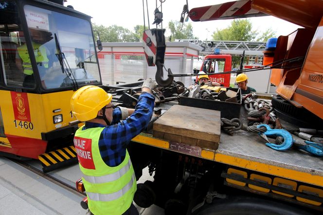 Tramwaj na Stegnach zawisł nad ziemią. Strażacy padli na kolana 