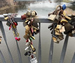 Kłódki zakochanych na Moście Jordana w Poznaniu