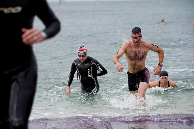 Dzisiaj około godziny 18 uczestnicy Triathlonu wynurzą się z wody na plaży w Gdyni Śródmieście.